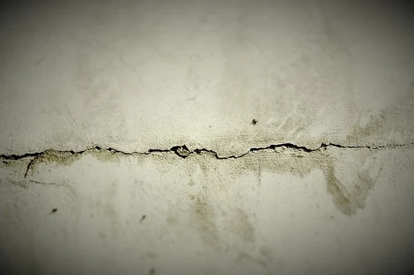 horizontal crack on concrete wall horizontal crack on concrete wall
